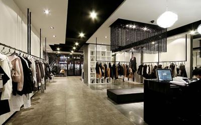 服裝店導(dǎo)購(gòu)時(shí)雜用進(jìn)銷(xiāo)存軟件進(jìn)行電腦入庫(kù)操作?